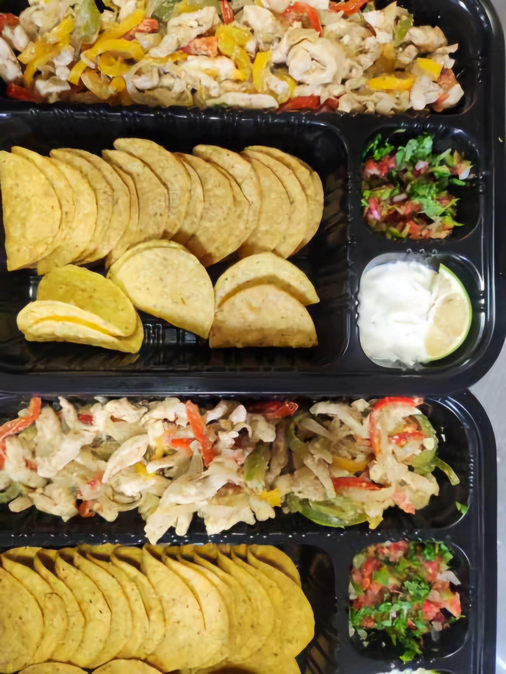 بسته تاکو مرغ با سس سالسا خامه ترش و نان